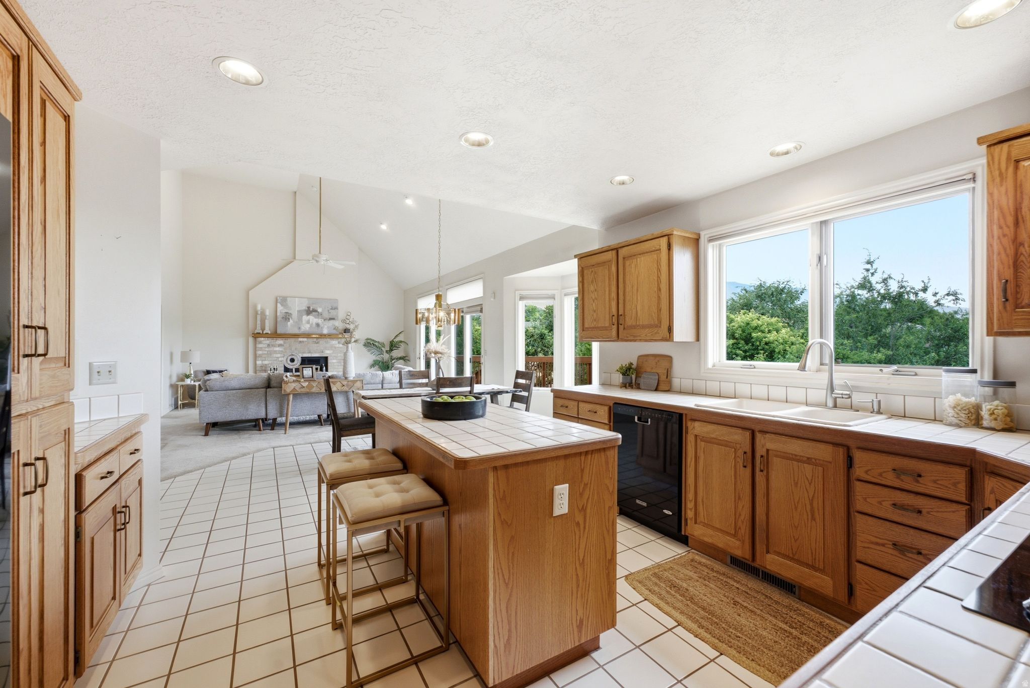 923 W WILSHIRE CT
