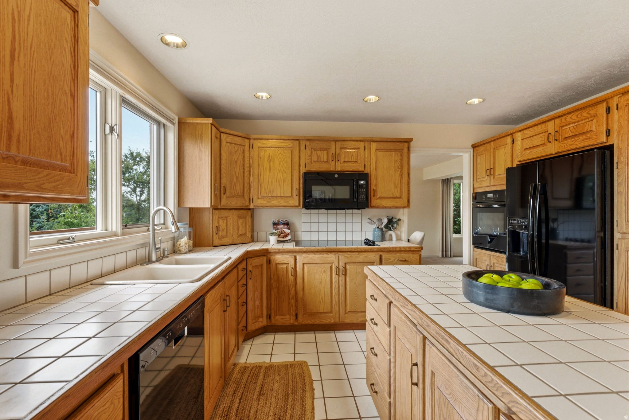923 W WILSHIRE CT