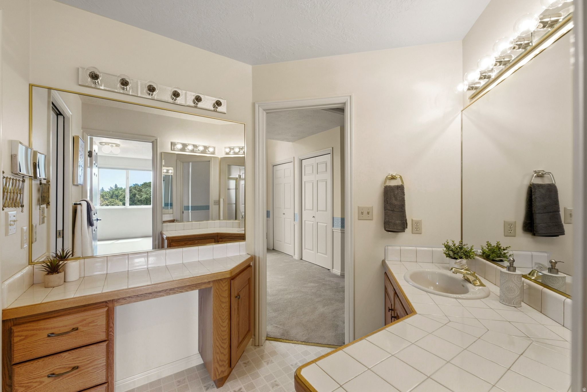 923 W WILSHIRE CT