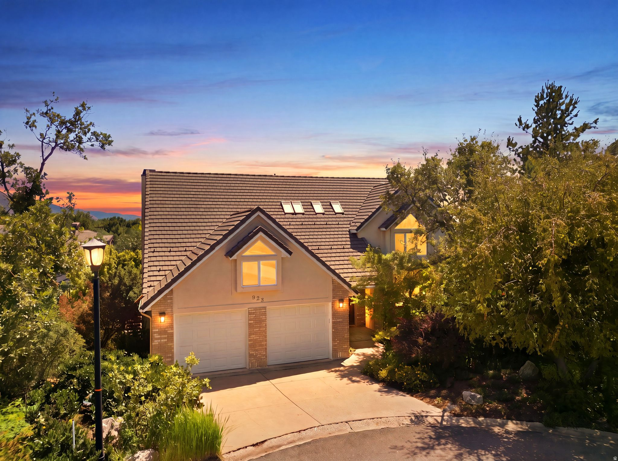 923 W WILSHIRE CT