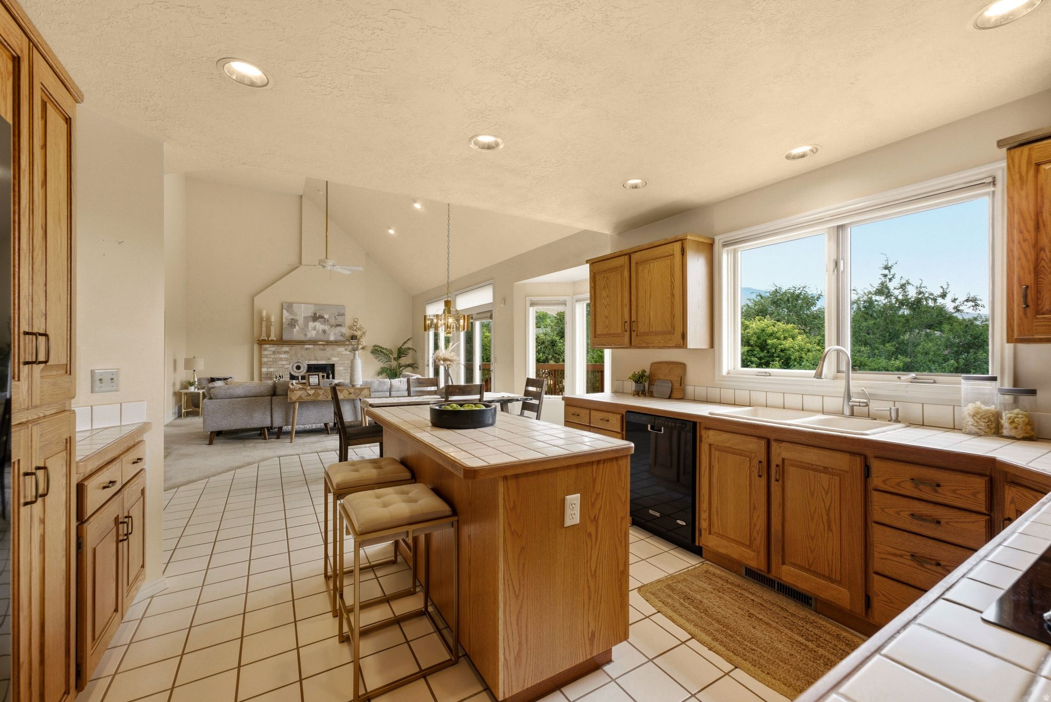 923 W WILSHIRE CT