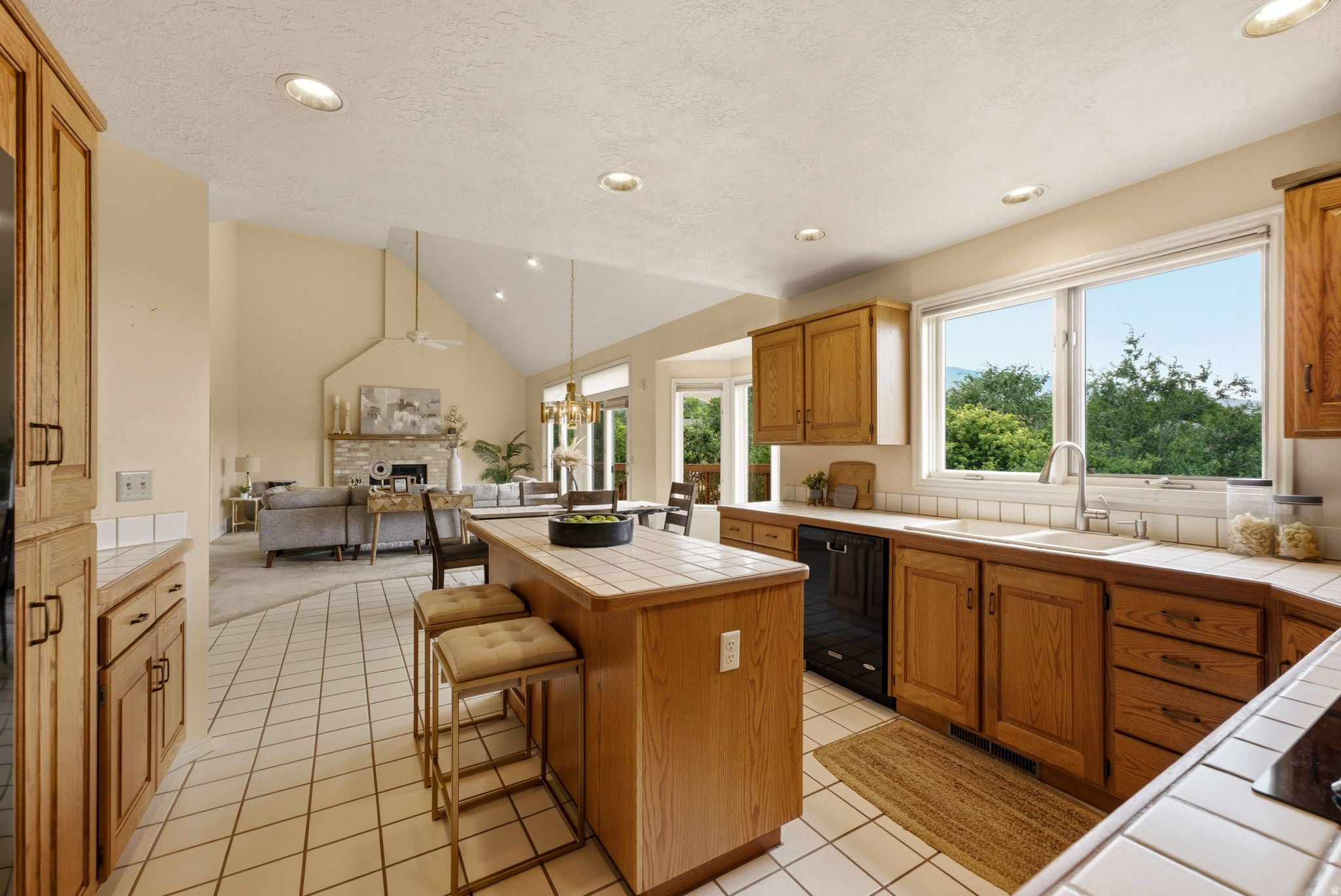 923 W WILSHIRE CT