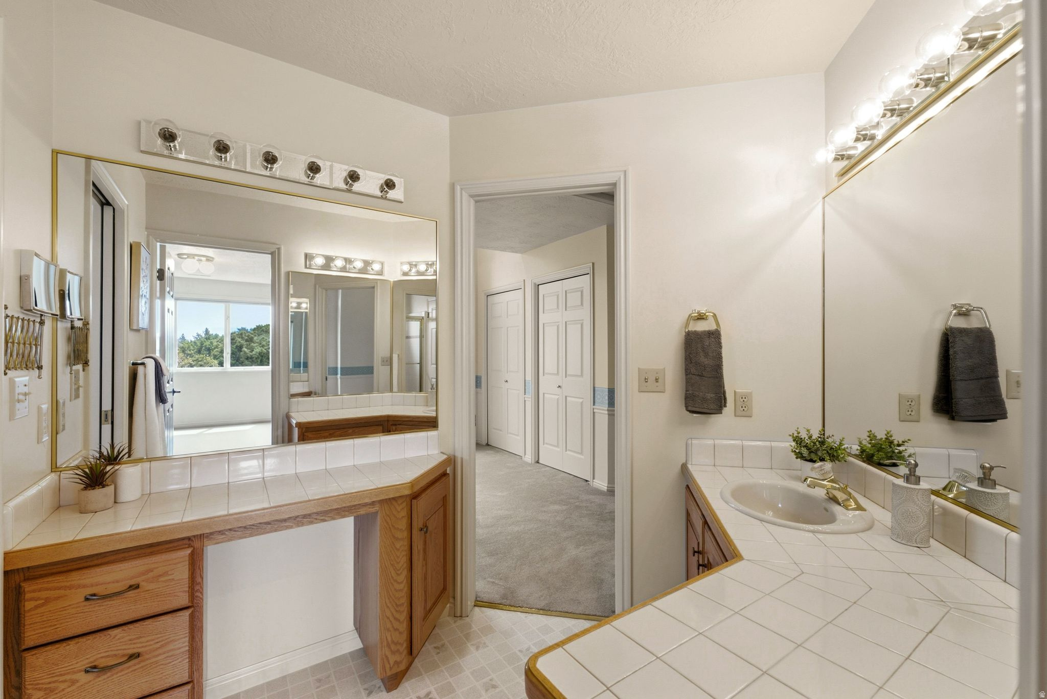 923 W WILSHIRE CT