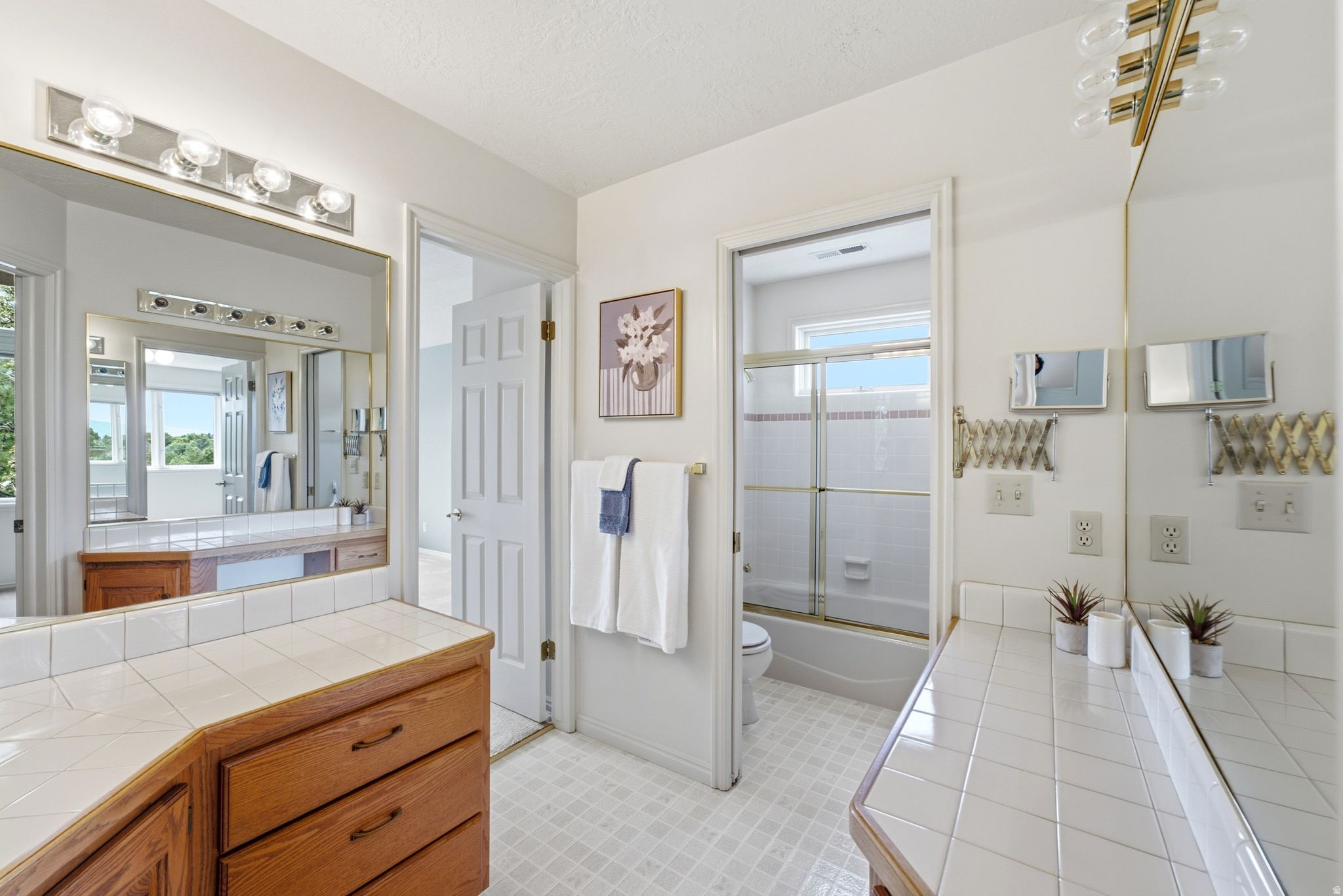 923 W WILSHIRE CT