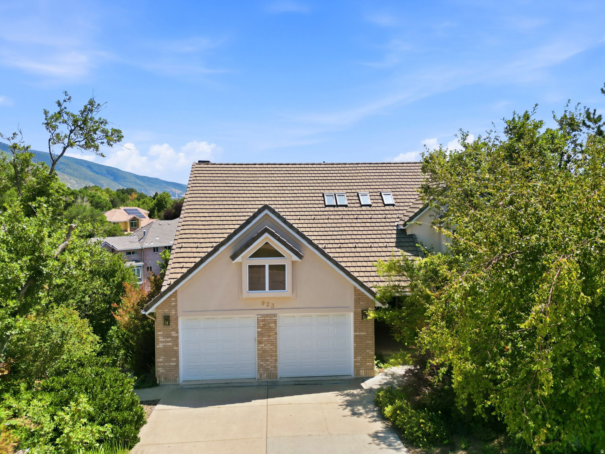 923 W WILSHIRE CT