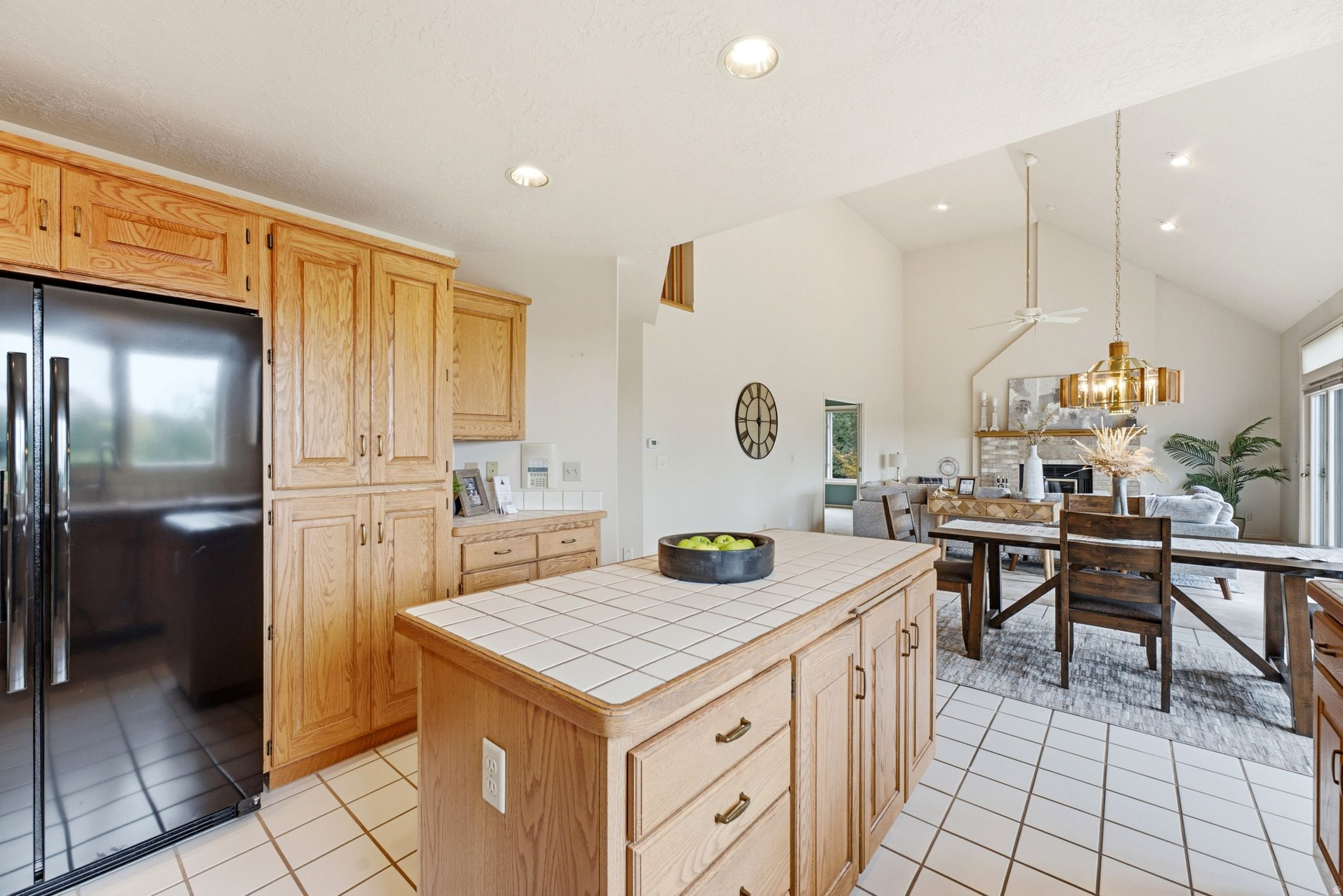 923 W WILSHIRE CT