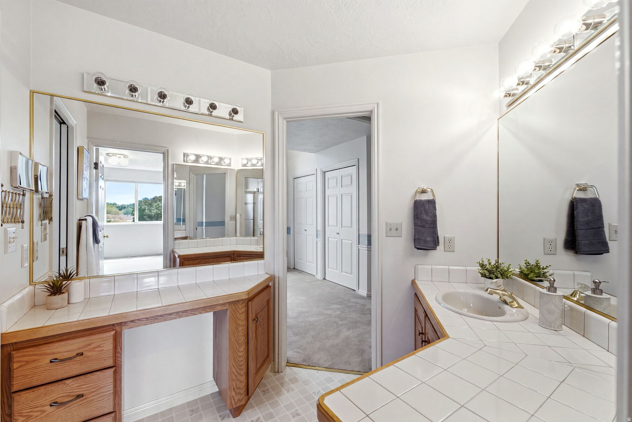 923 W WILSHIRE CT