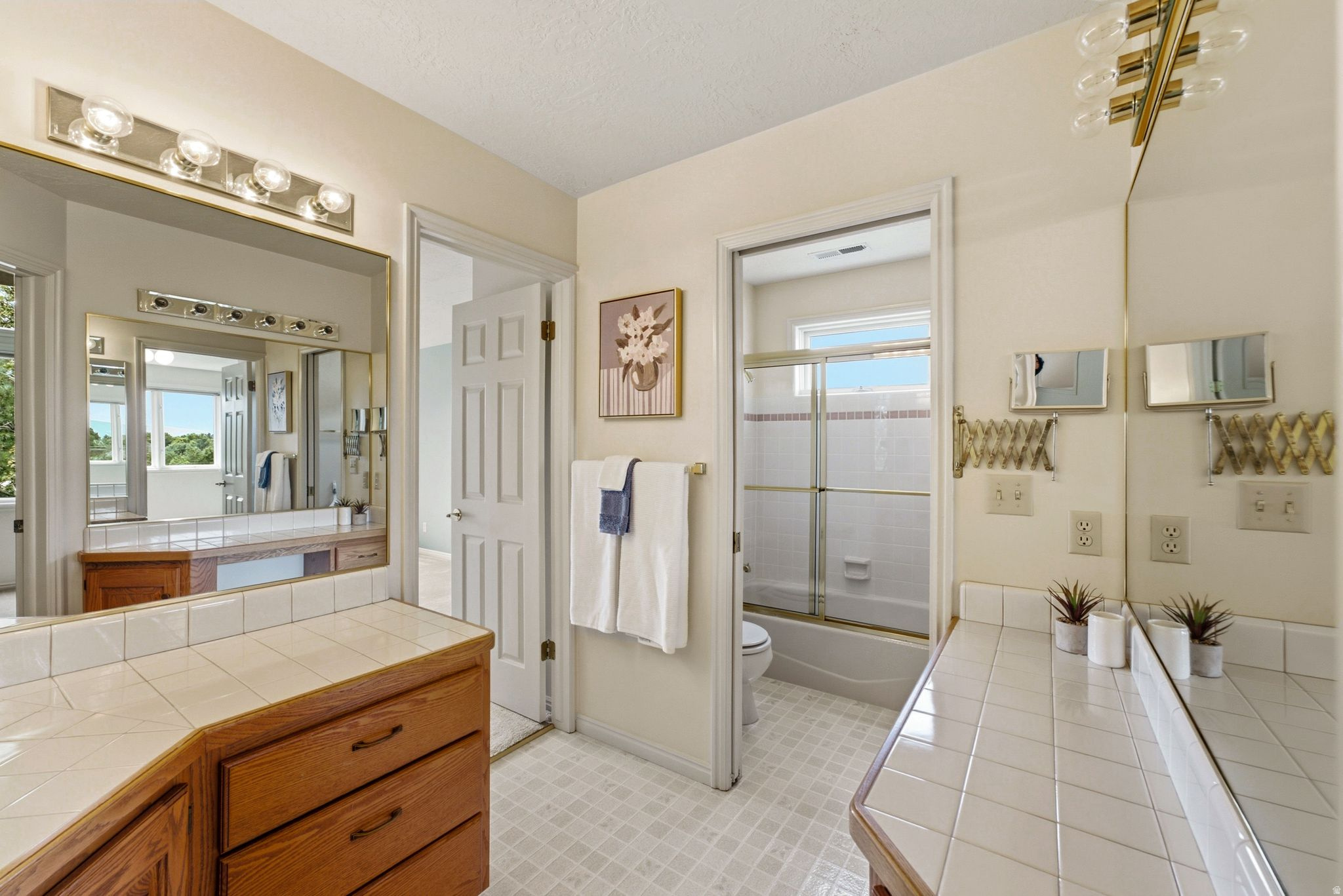 923 W WILSHIRE CT