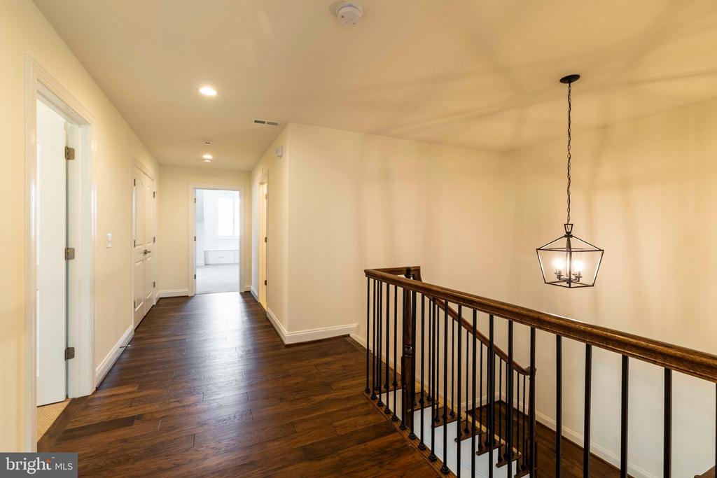 6098 CREEKSIDE DR