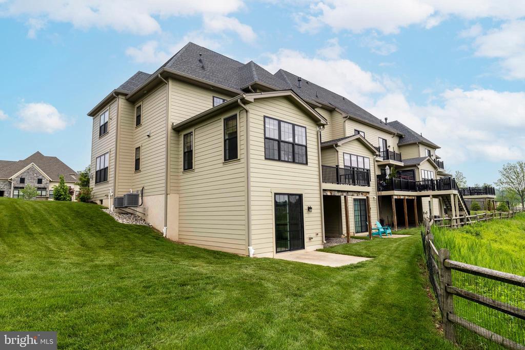 6098 CREEKSIDE DR