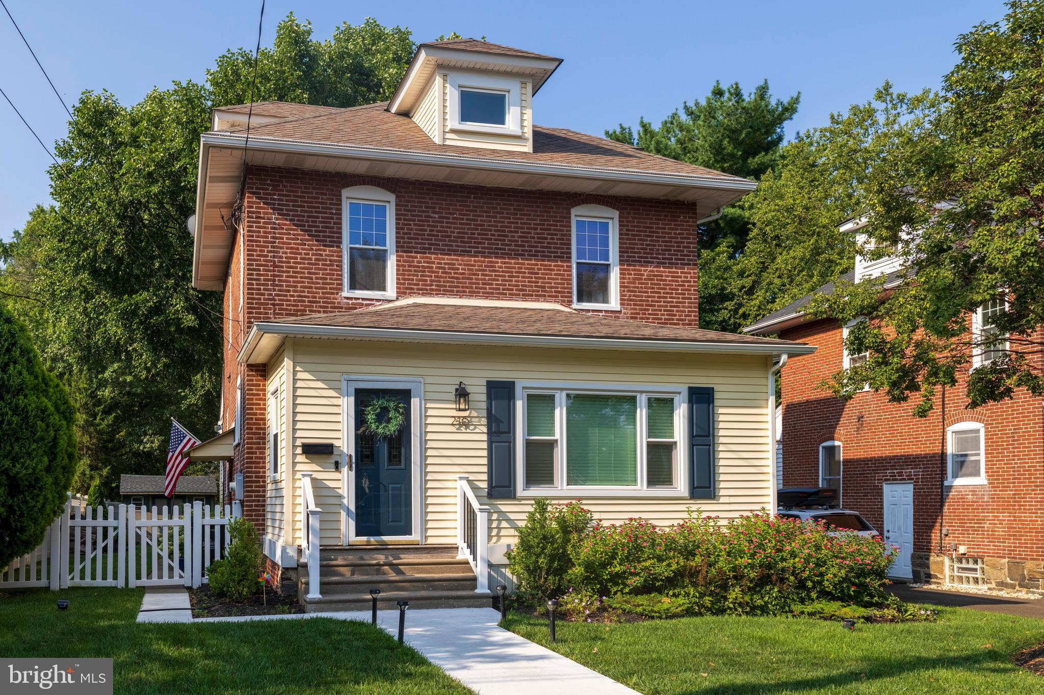 216 S 4th St