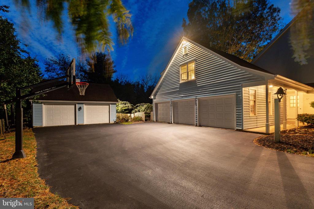 900 GLADESTRY LANE