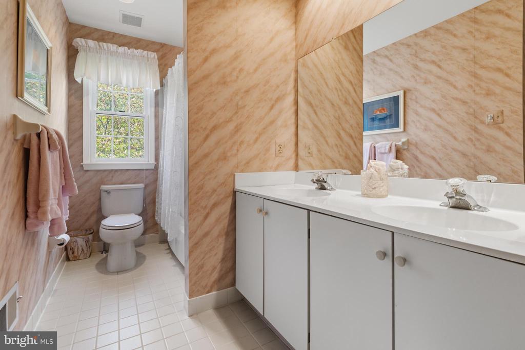 1112 ASHRIDGE COURT