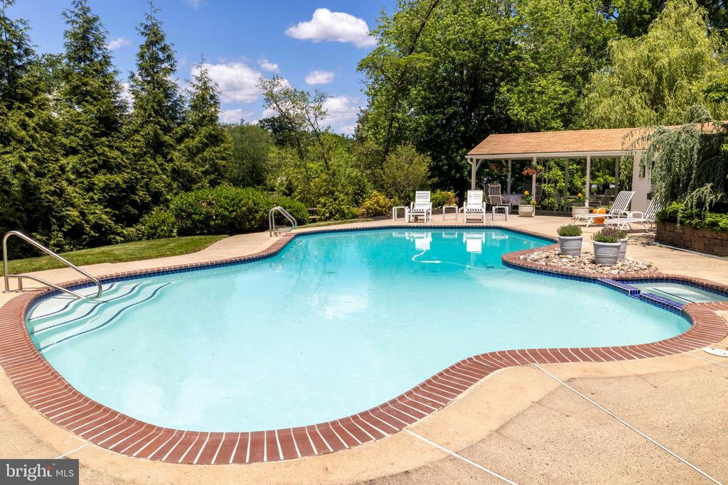 114 ROSEWOOD DRIVE