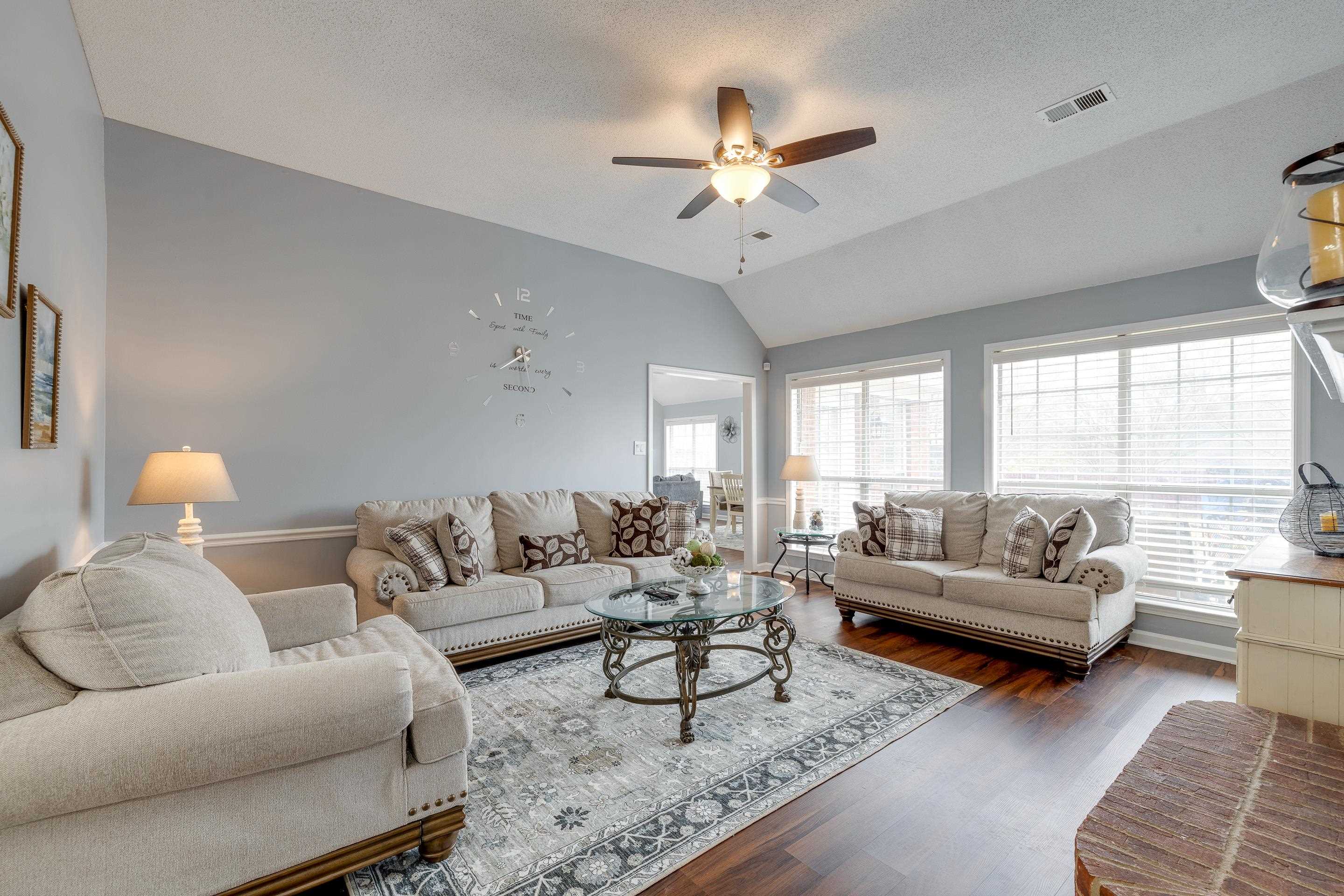 3894 PEACHTREE LN