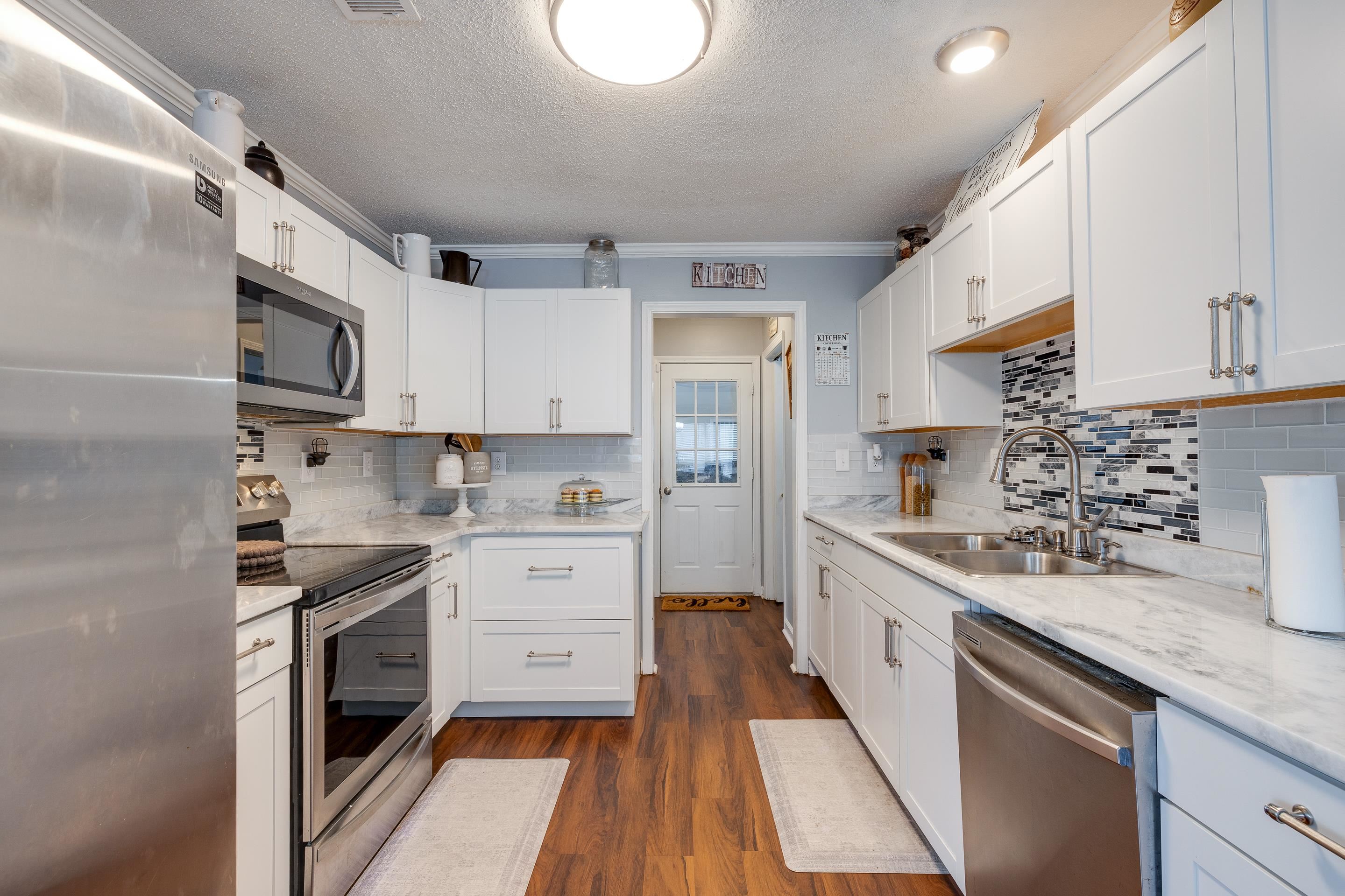 3894 PEACHTREE LN