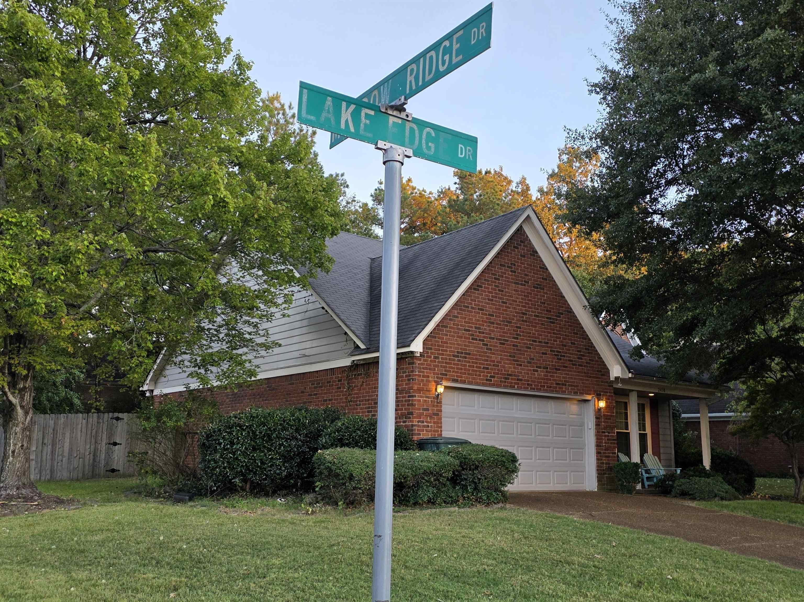 2438 LAKE EDGE DR