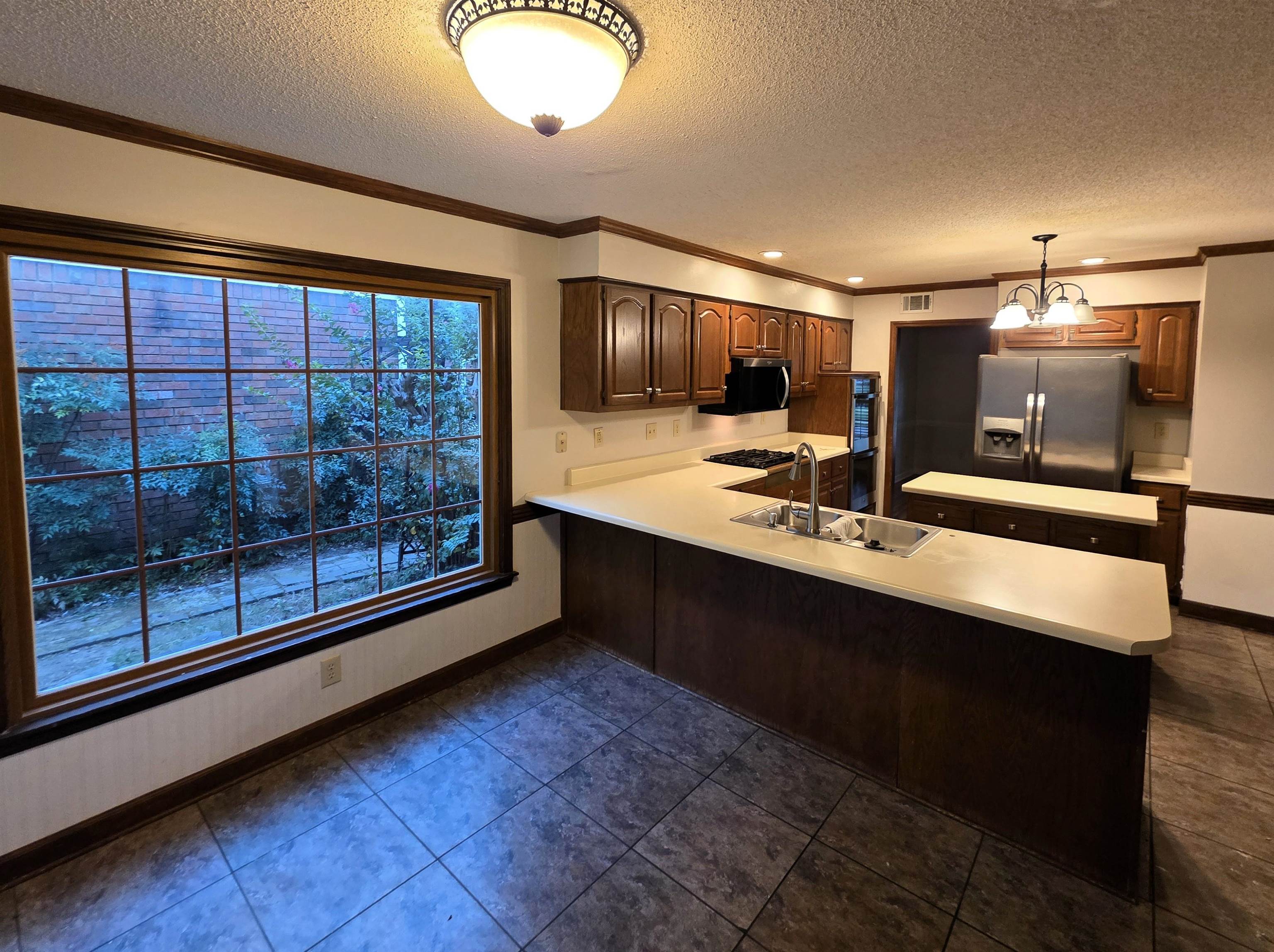 2438 LAKE EDGE DR