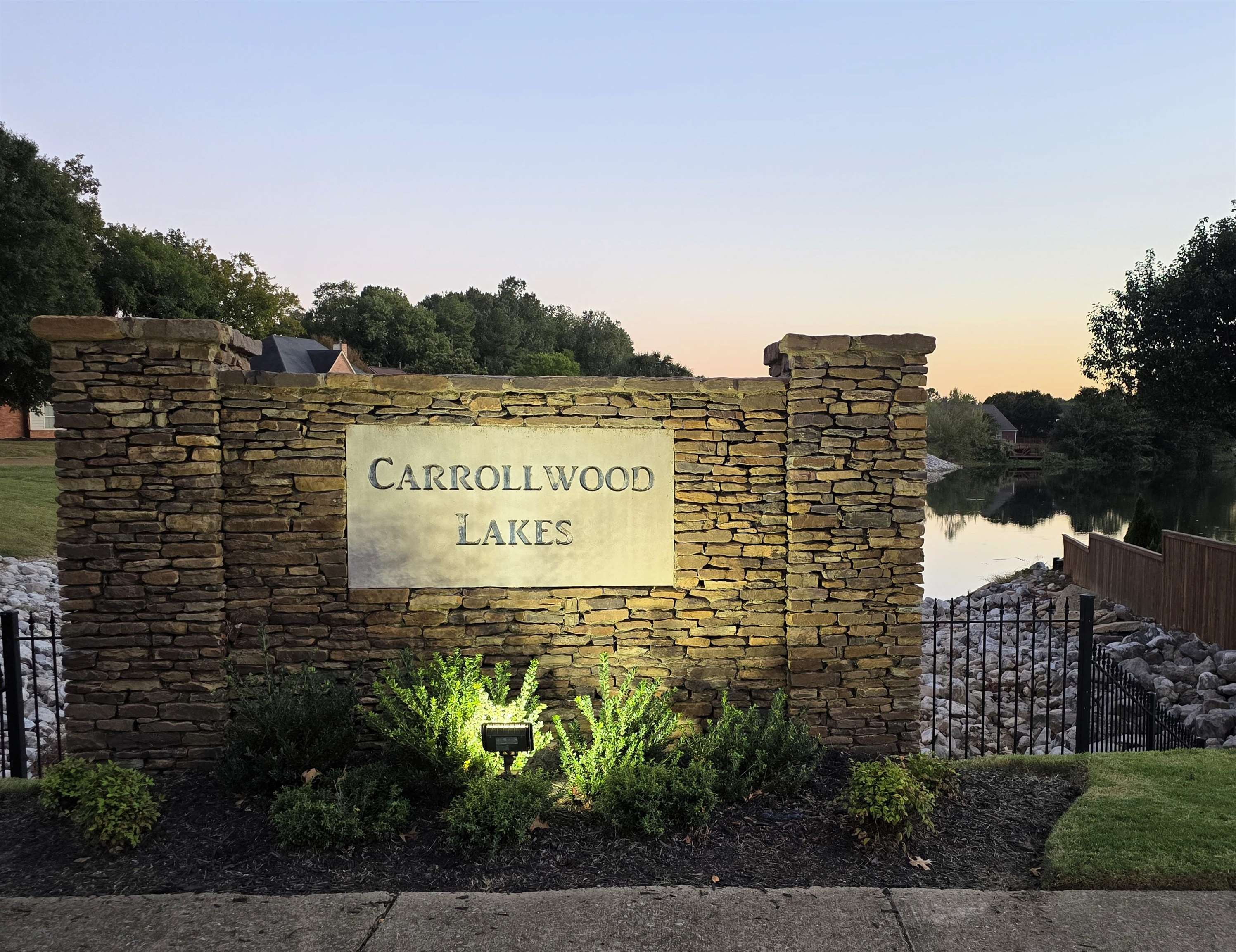 2438 LAKE EDGE DR