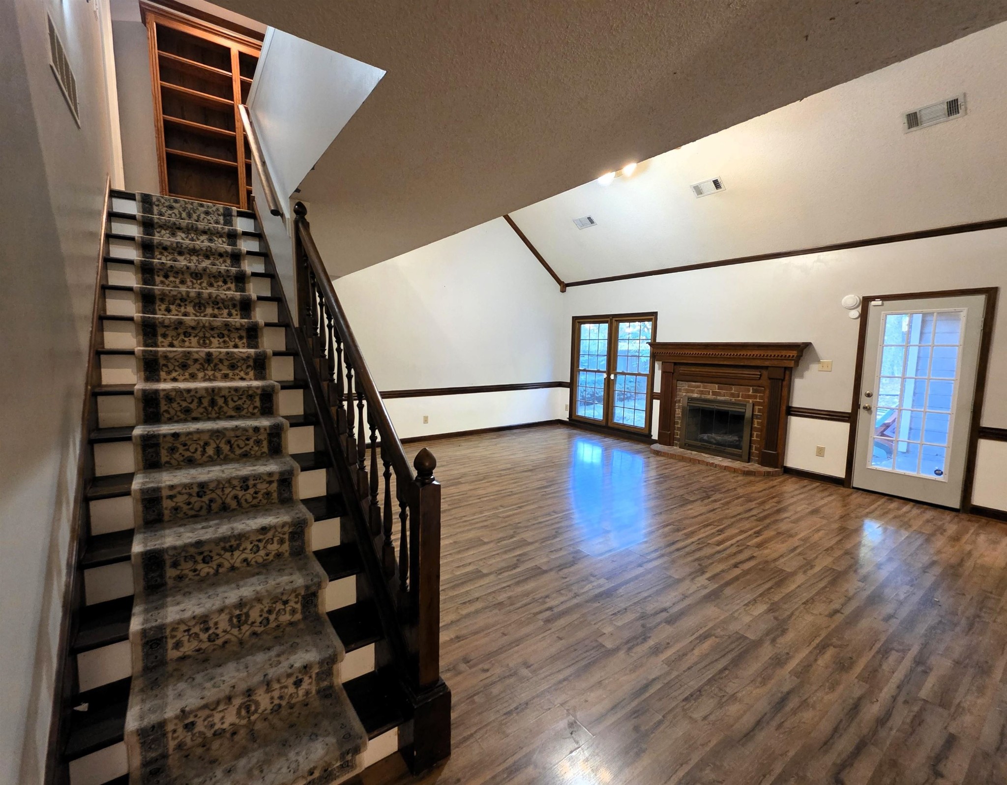 2438 LAKE EDGE DR
