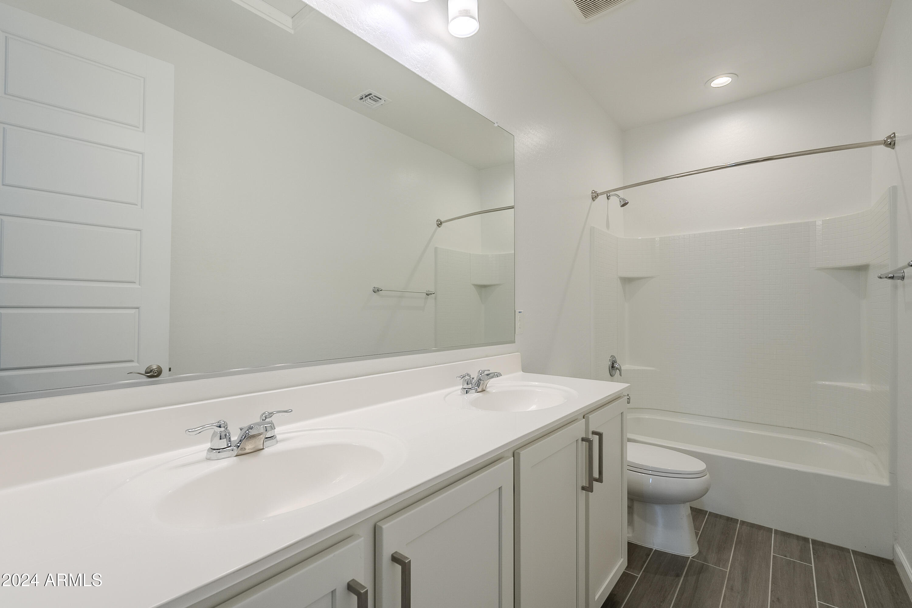 11256 E ULYSSES Avenue