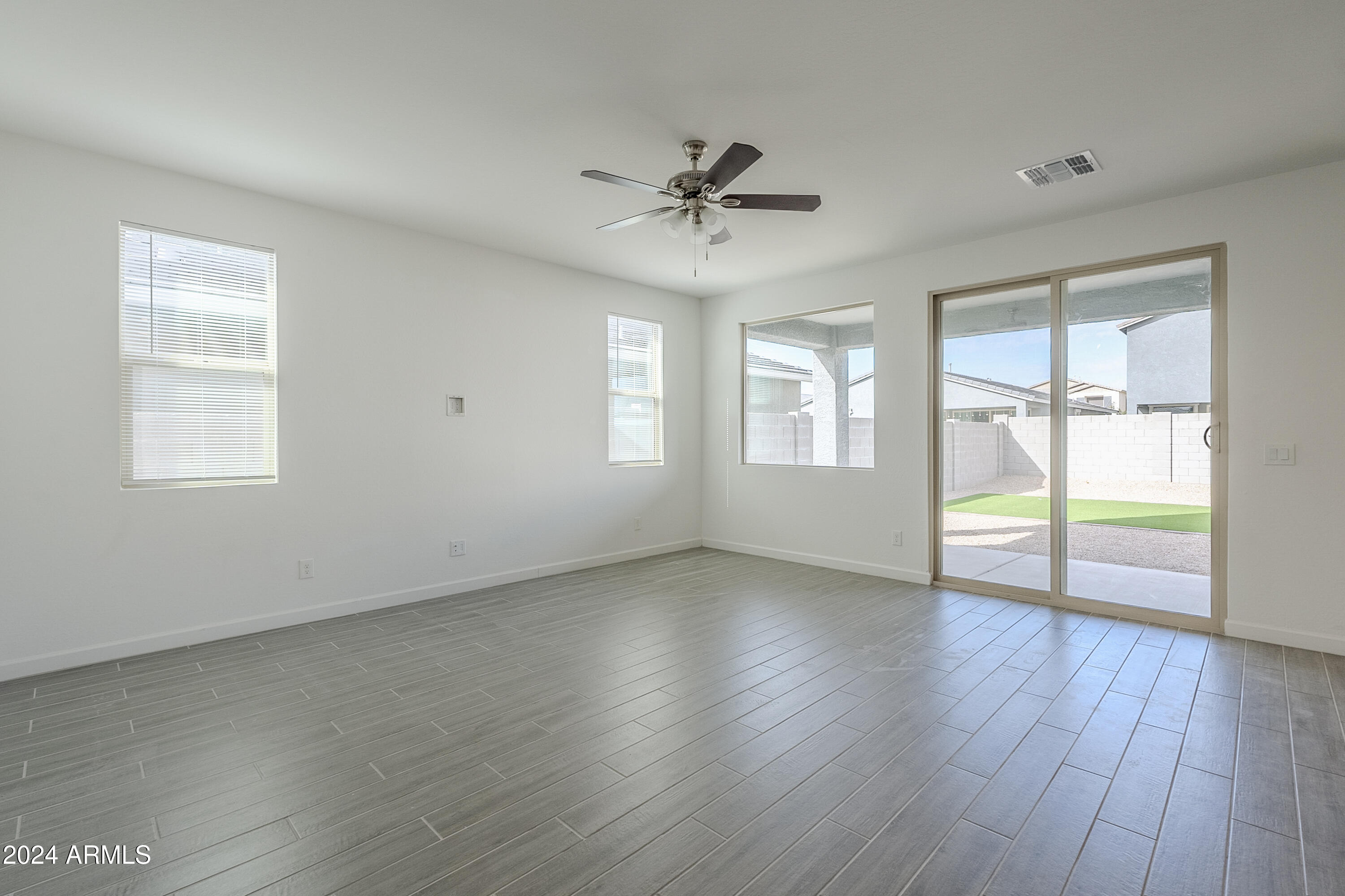 11256 E ULYSSES Avenue