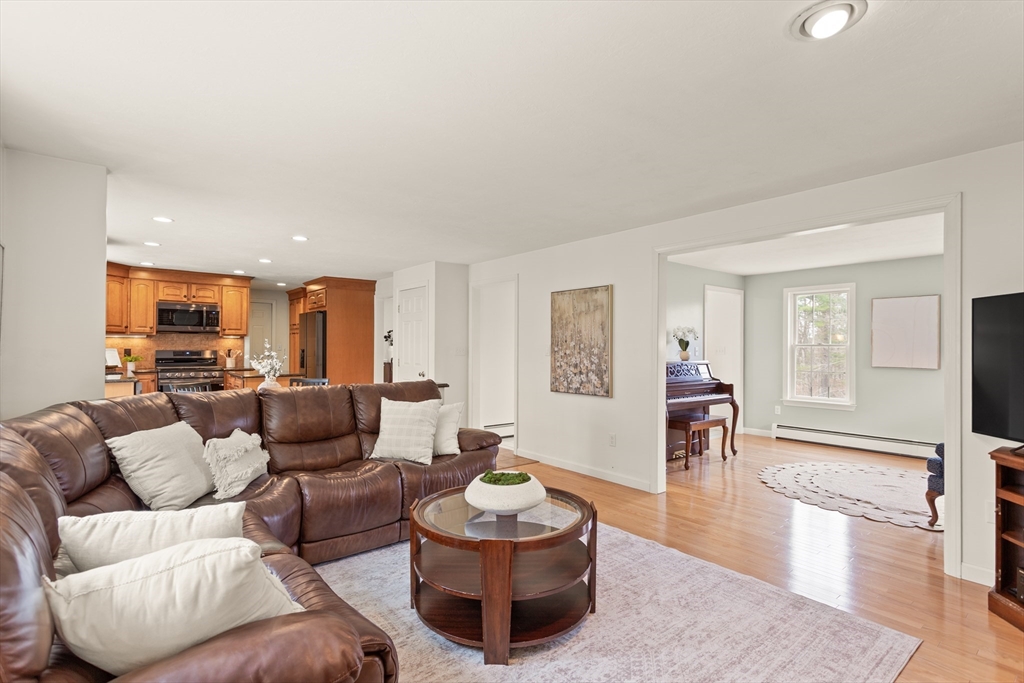 4 Ledgewood Dr