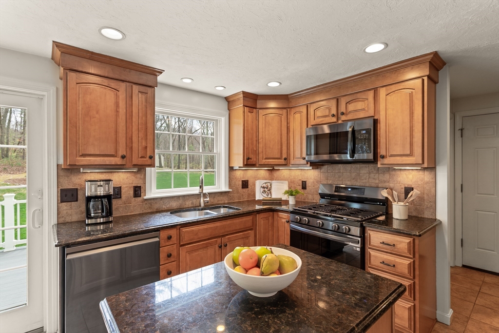 4 Ledgewood Dr