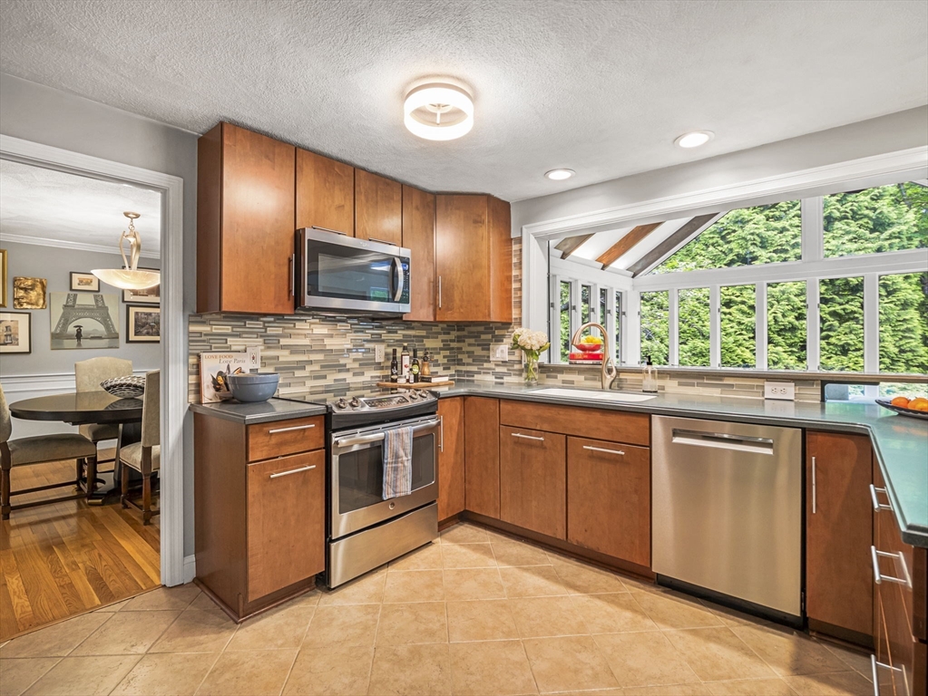 6 Sugarbush Lane
