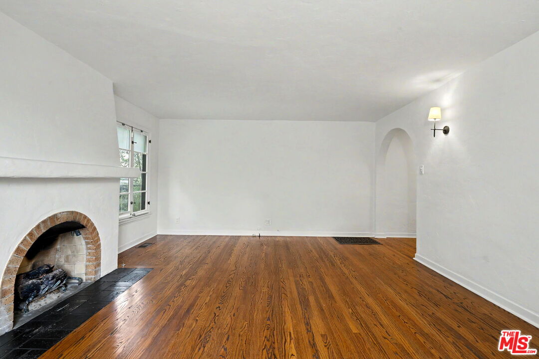 1262 S Burnside Ave