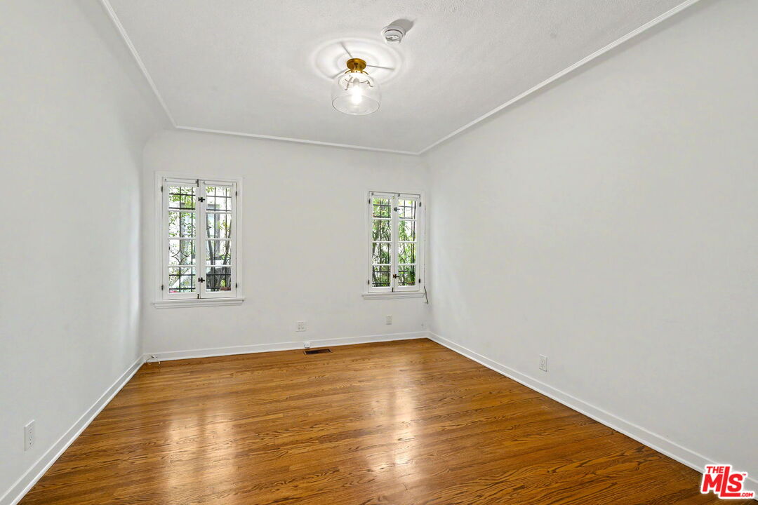 1262 S Burnside Ave