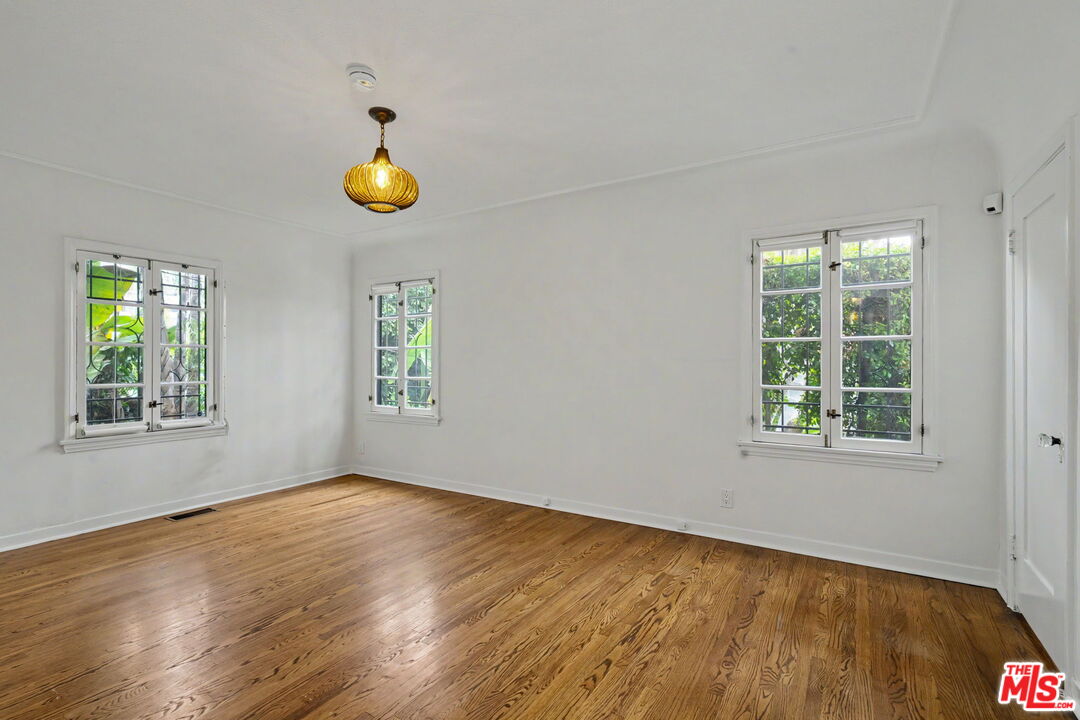 1262 S Burnside Ave