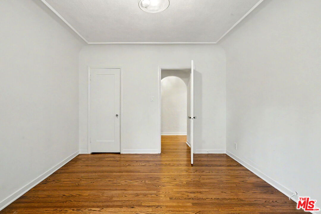 1262 S Burnside Ave