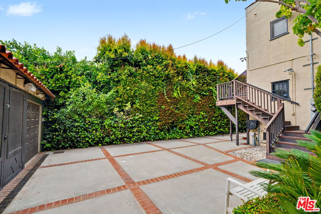 1262 S Burnside Ave