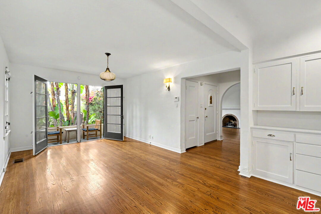 1262 S Burnside Ave