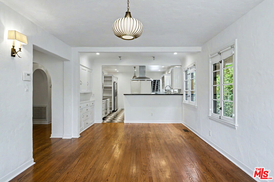 1262 S Burnside Ave