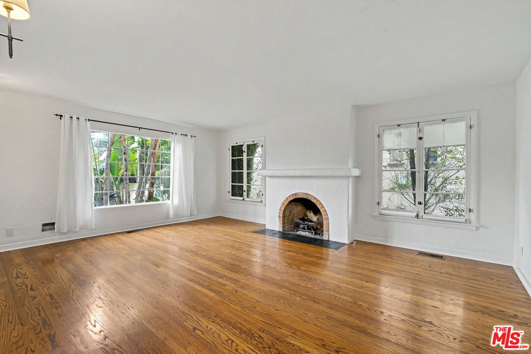 1262 S Burnside Ave
