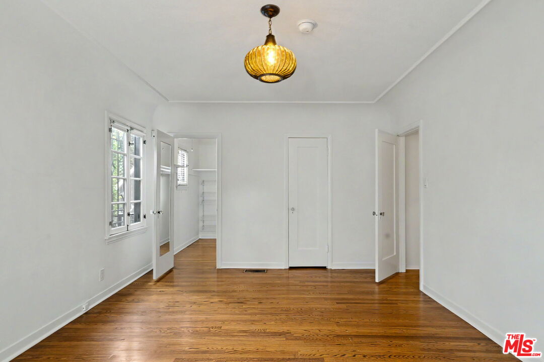 1262 S Burnside Ave
