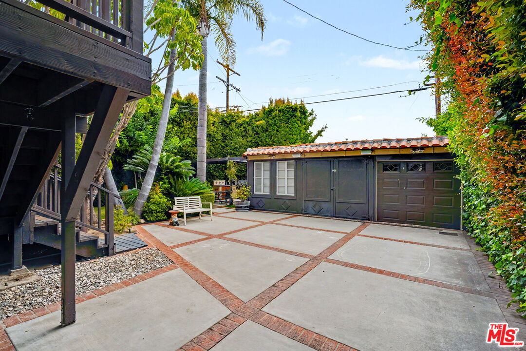 1262 S Burnside Ave