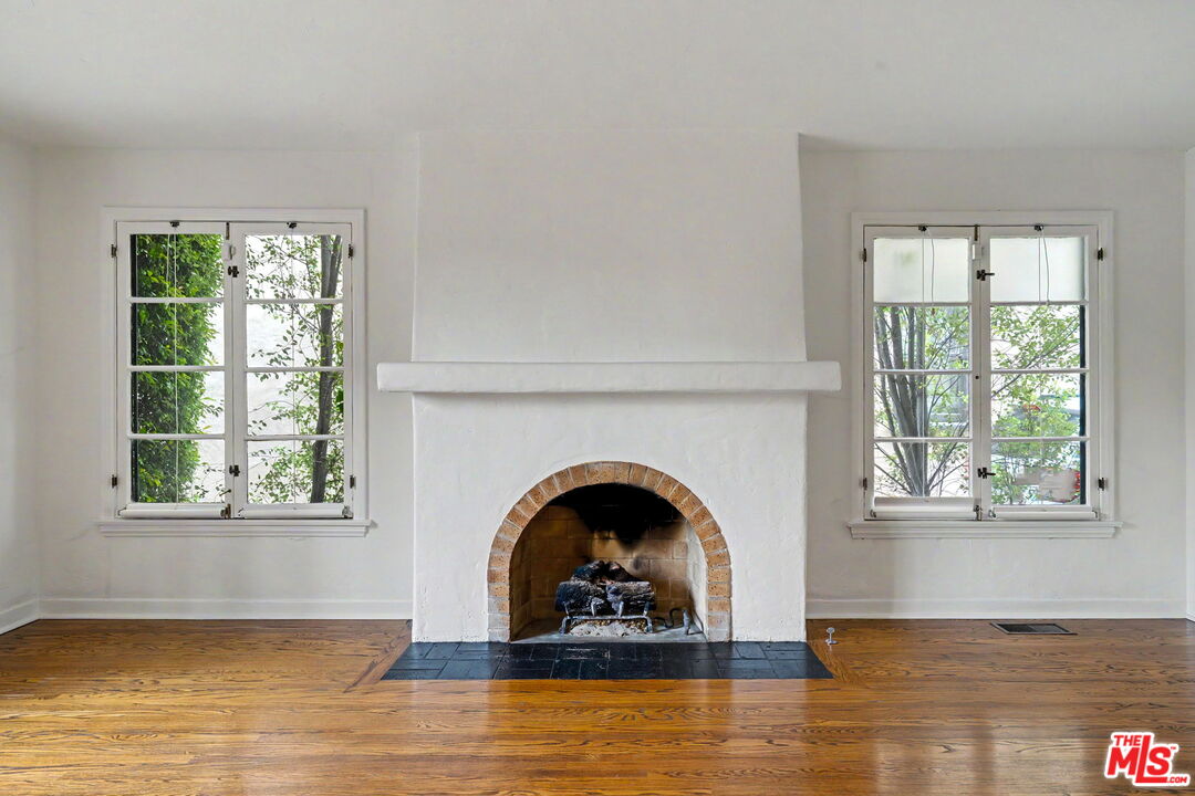1262 S Burnside Ave