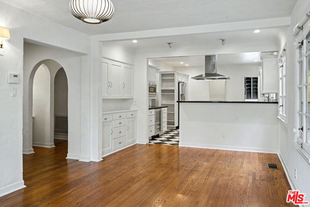 1262 S Burnside Ave
