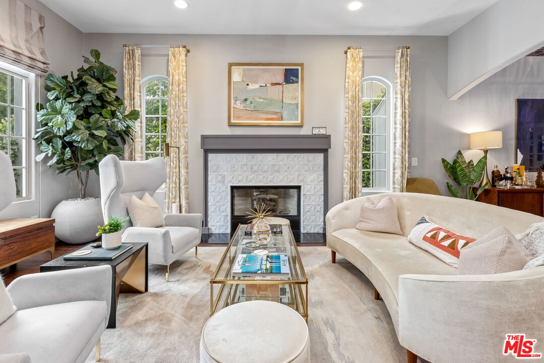 653 S Citrus Ave