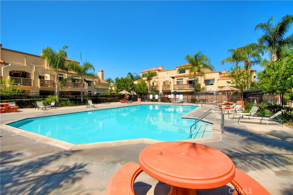 28215 La Gallina Unit: 208