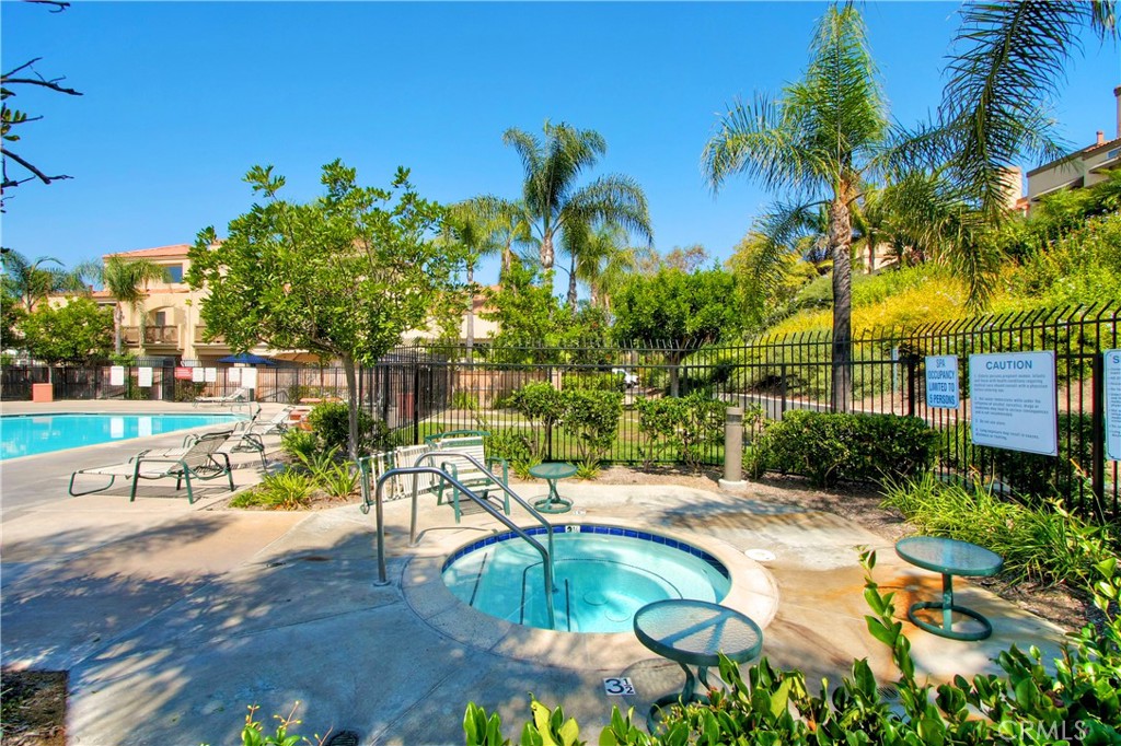 28215 La Gallina Unit: 208