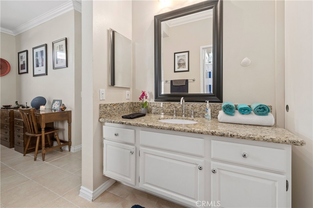 28215 La Gallina Unit: 208