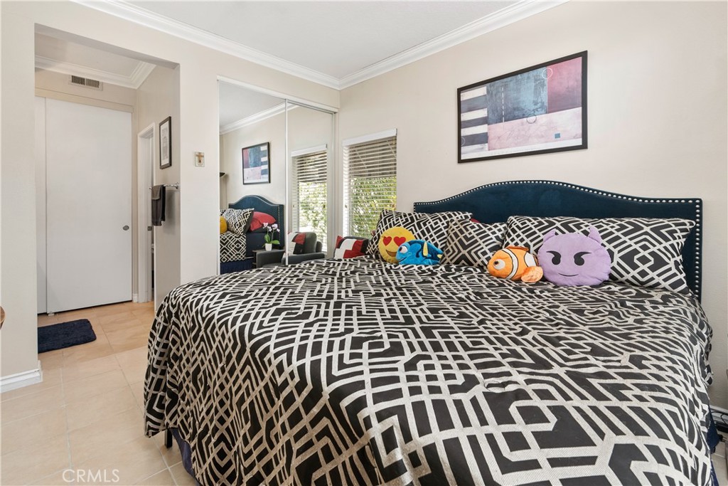 28215 La Gallina Unit: 208