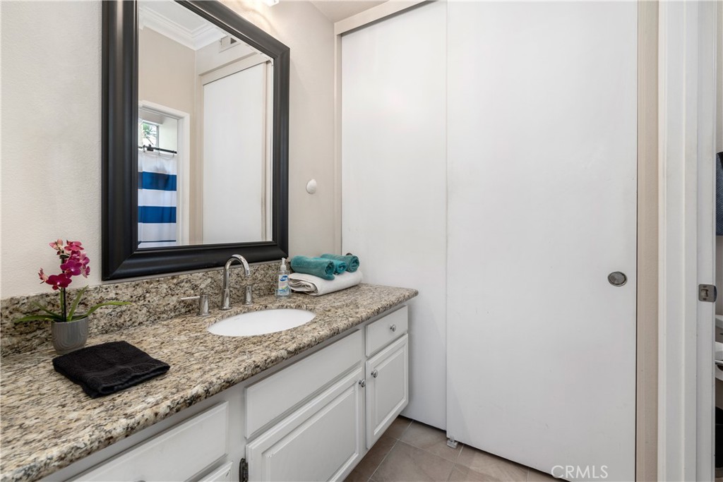 28215 La Gallina Unit: 208