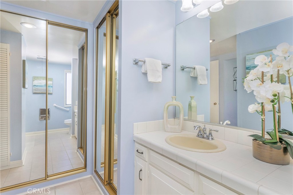 25 Avenida Castilla Unit: B