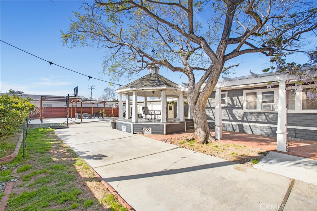 2197 Santa Ana