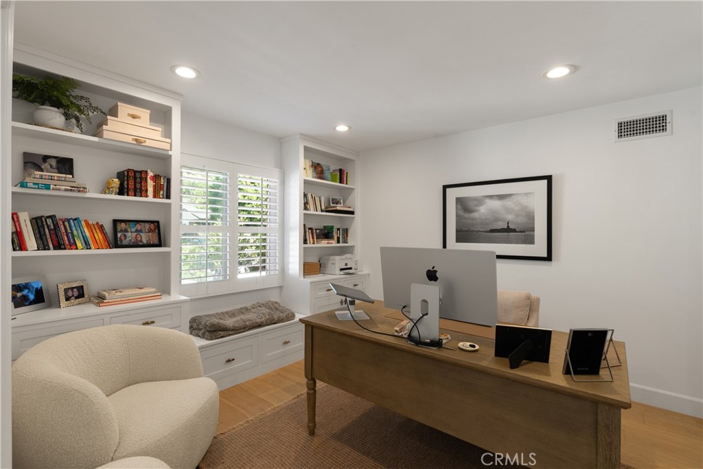 2809 Via De La Guerra